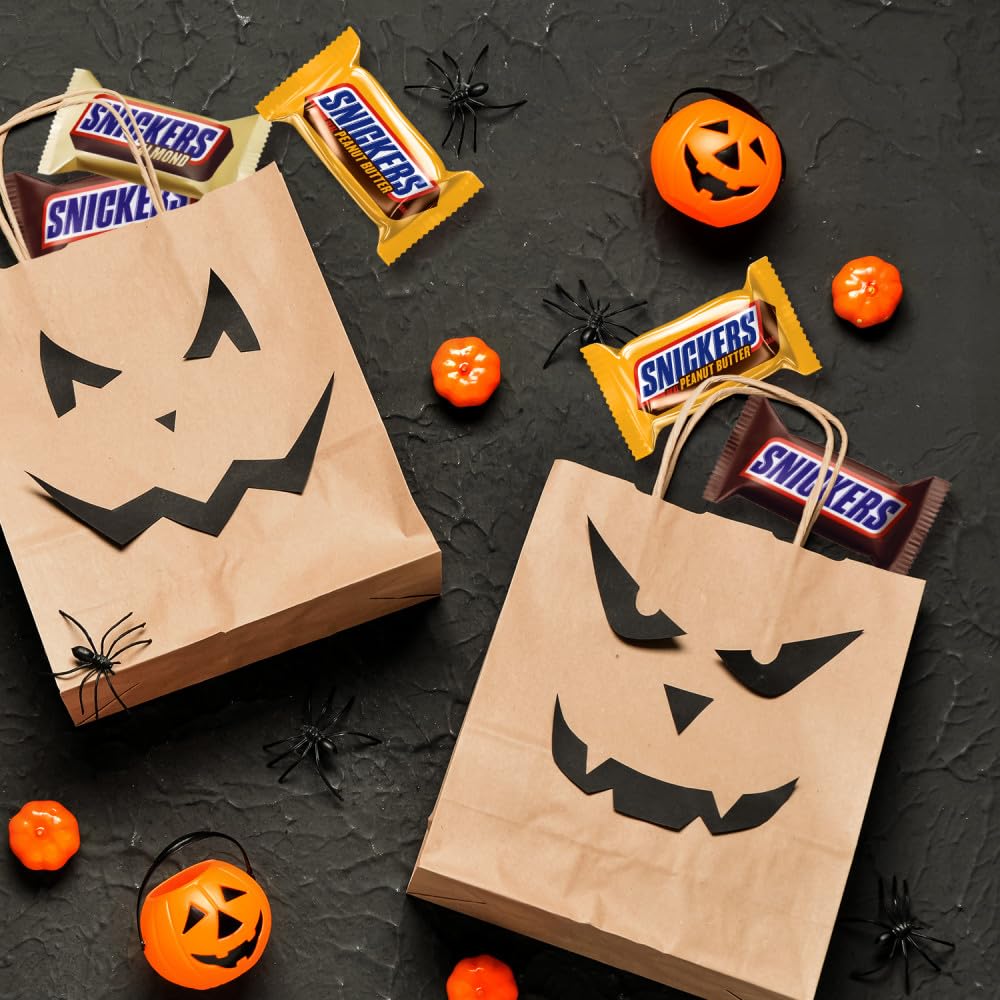 SNICKERS Assorted Fun Size Bars as a Hostess Gift for Halloween Parties, Bulk 24 oz Candy Bag